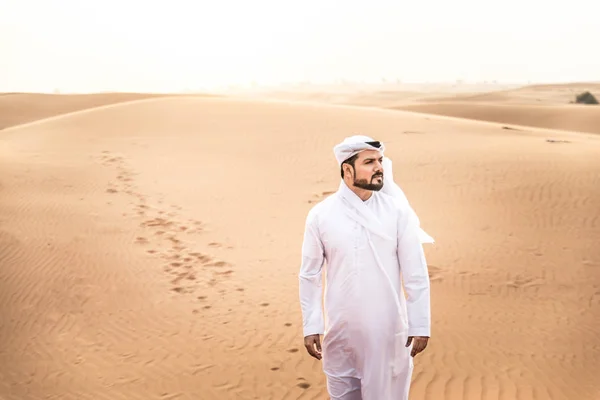 Hombre árabe en el desierto — Foto de Stock