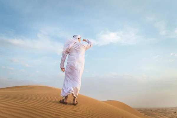 Arap adam çölde — Stok fotoğraf