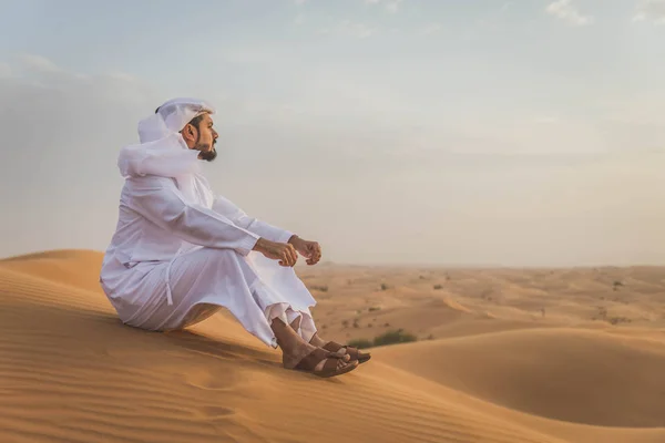 Hombre árabe en el desierto —  Fotos de Stock