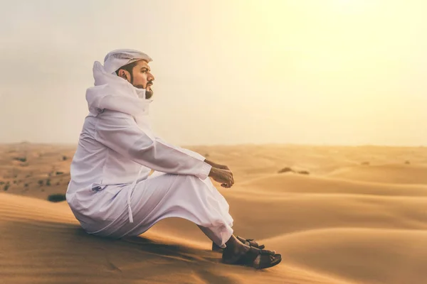 Arabian człowieka w pustyni — Zdjęcie stockowe