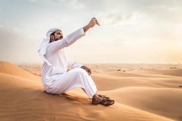 Homem árabe no deserto — Fotografia de Stock