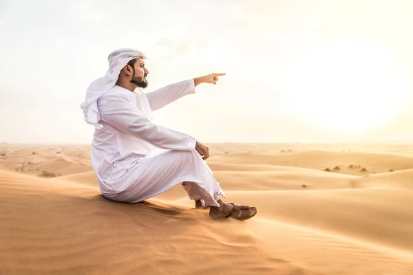 Hombre árabe en el desierto — Foto de Stock