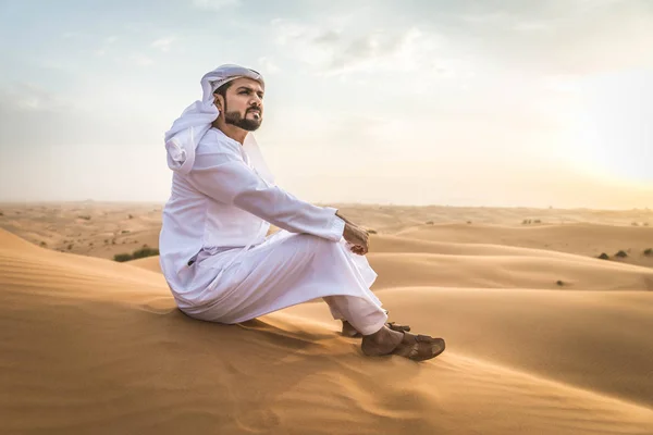 L'uomo arabo nel deserto — Foto Stock