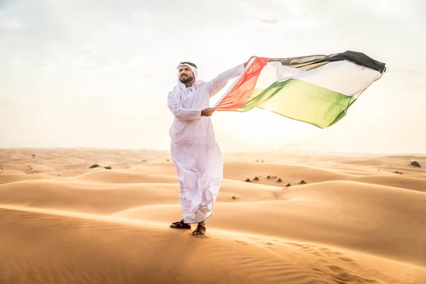 Hombre árabe en el desierto — Foto de Stock