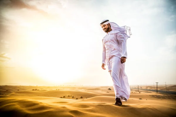 L'uomo arabo nel deserto — Foto Stock