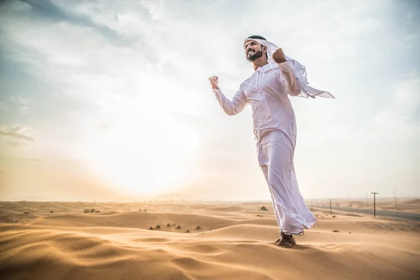 Аравійська людина в пустелі — стокове фото