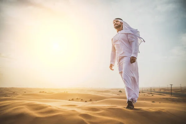 Hombre árabe en el desierto — Foto de Stock