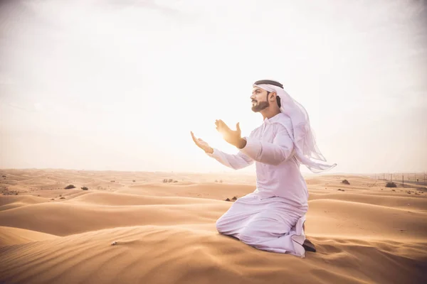 Homem árabe no deserto — Fotografia de Stock