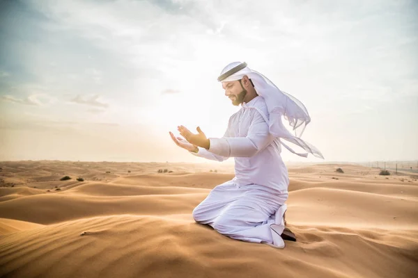 L'uomo arabo nel deserto — Foto Stock