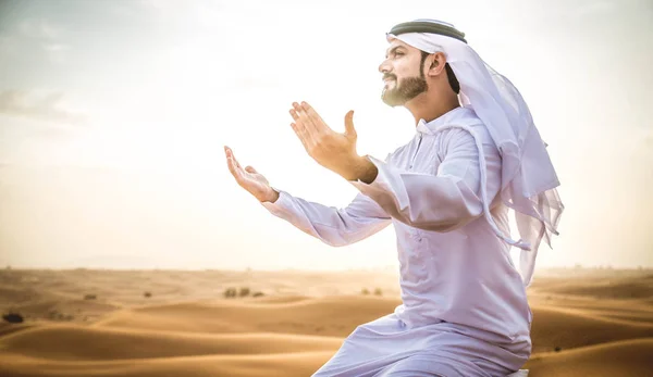 L'uomo arabo nel deserto — Foto Stock