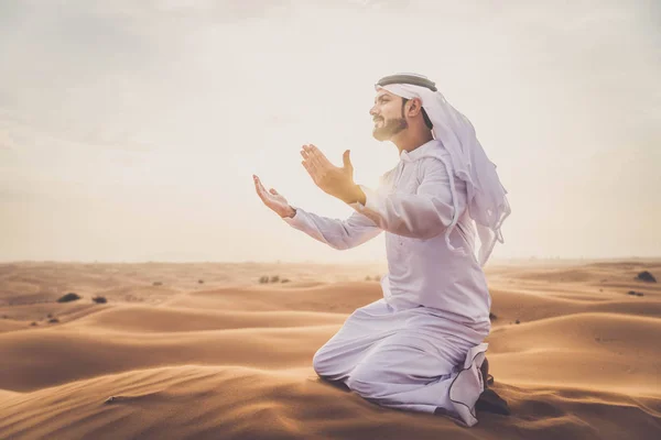 L'uomo arabo nel deserto — Foto Stock