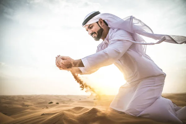 Арабский человек в пустыне — стоковое фото