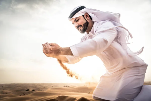 Arap adam çölde — Stok fotoğraf