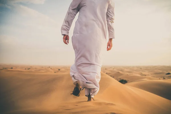Arabian man in desert — Stock Photo, Image