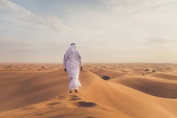 Arabische man in woestijn — Stockfoto