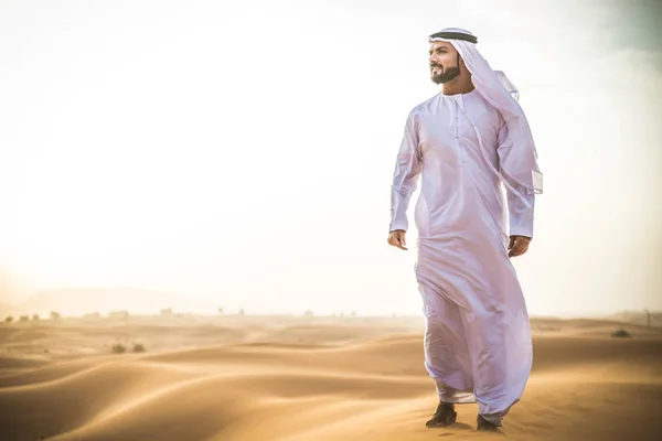 Arabisk man i öknen — Stockfoto