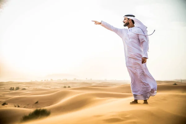 L'uomo arabo nel deserto — Foto Stock