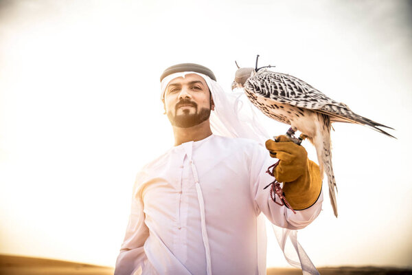 Арабский человек с ястребом
