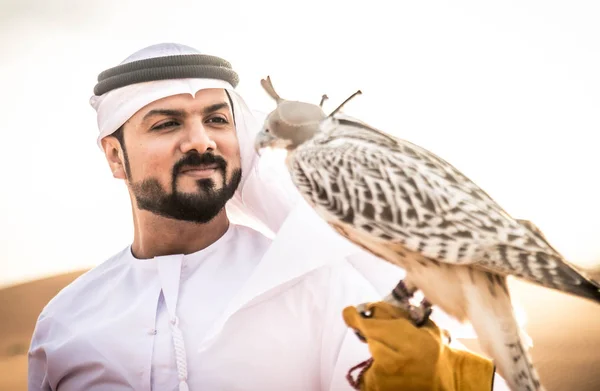 Arabische man met hawk — Stockfoto