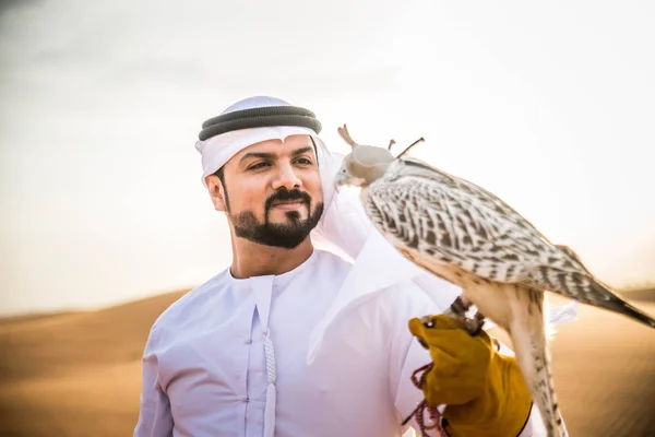 Arabische man met hawk — Stockfoto