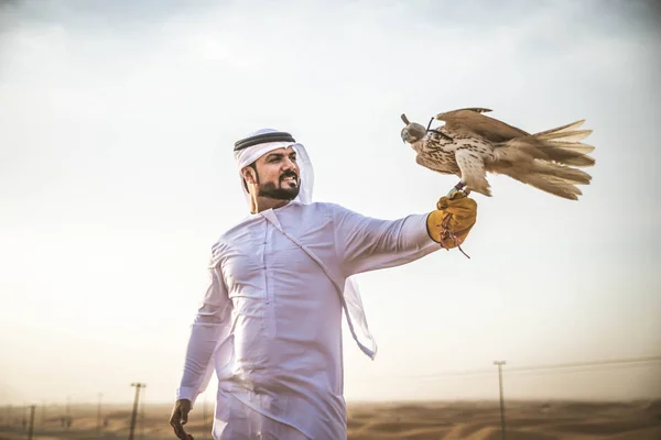 Hombre árabe con halcón —  Fotos de Stock