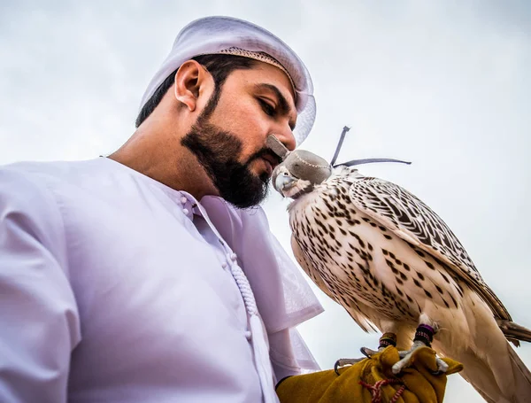 Uomo arabo con falco — Foto Stock