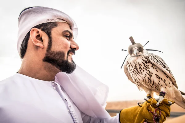 Uomo arabo con falco — Foto Stock