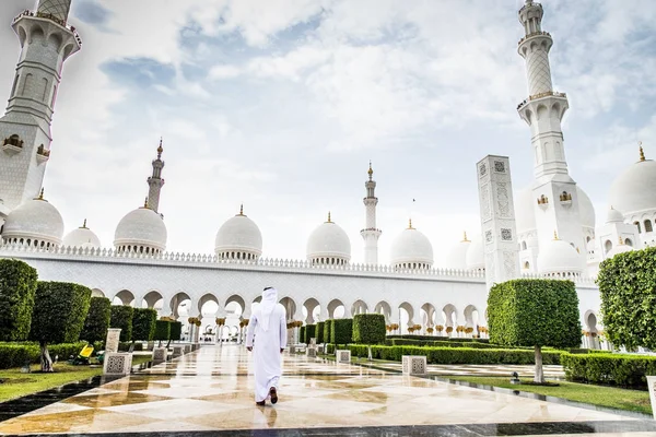 Hombre árabe en la mezquita Sheikh Zayed —  Fotos de Stock