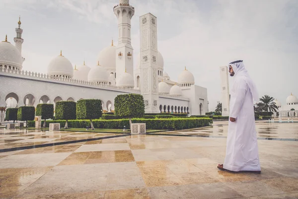 Uomo arabo alla moschea Sheikh Zayed — Foto Stock