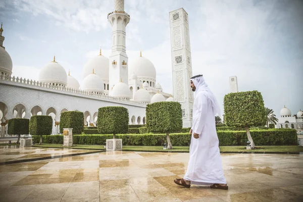 Hombre árabe en la mezquita Sheikh Zayed —  Fotos de Stock