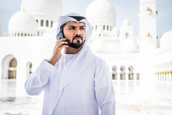 Uomo arabo alla moschea Sheikh Zayed — Foto Stock