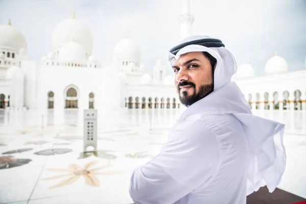 Uomo arabo alla moschea Sheikh Zayed — Foto Stock