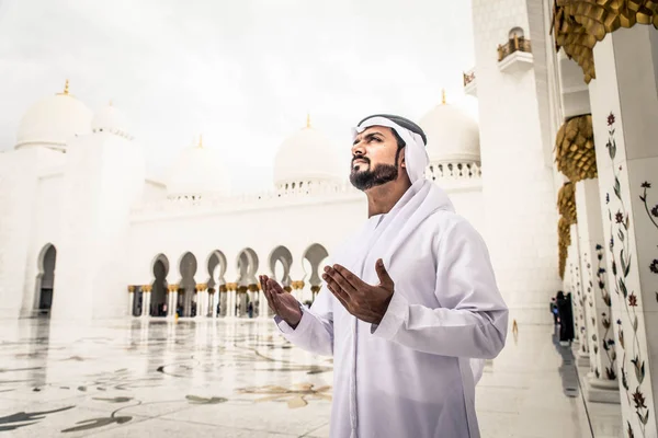 Arabský muž v Sheikh Zayed mosque — Stock fotografie