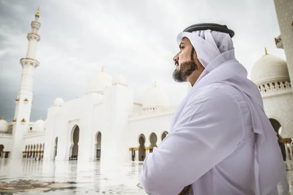 Arabský muž v Sheikh Zayed mosque — Stock fotografie