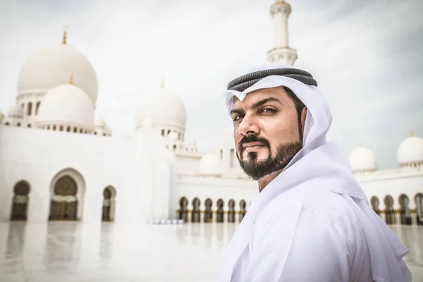 Арабська людини на мечеть шейха Заєда — стокове фото