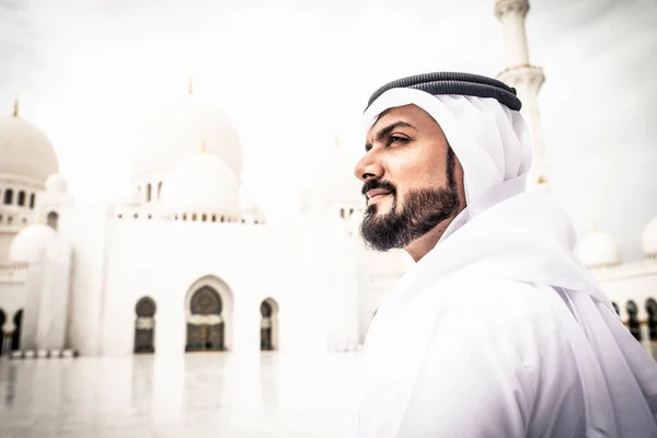 Homem árabe na mesquita Sheikh Zayed — Fotografia de Stock
