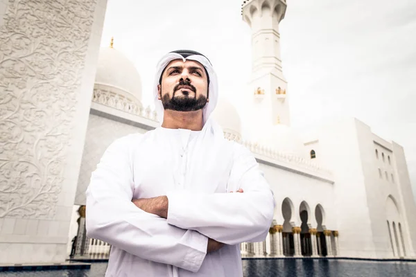 Арабский человек в мечети Шейха Зайда — стоковое фото