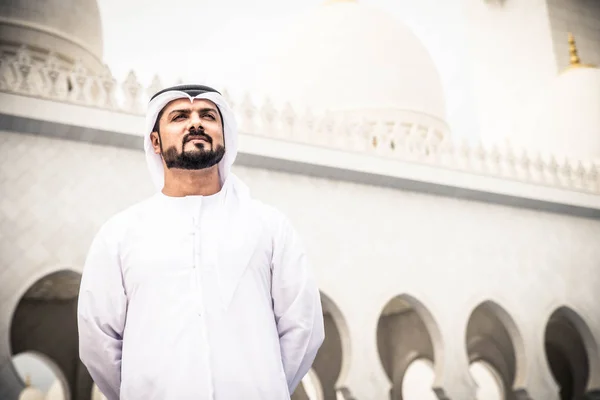 Uomo arabo alla moschea Sheikh Zayed — Foto Stock