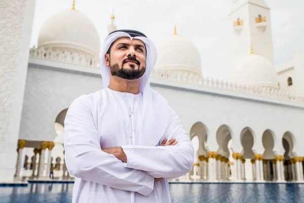 Homem árabe na mesquita Sheikh Zayed — Fotografia de Stock