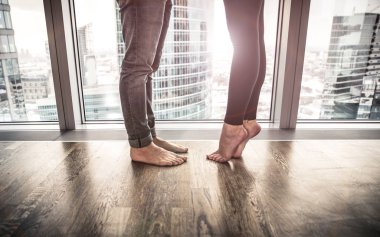 Romantik çift öpüşüyor.