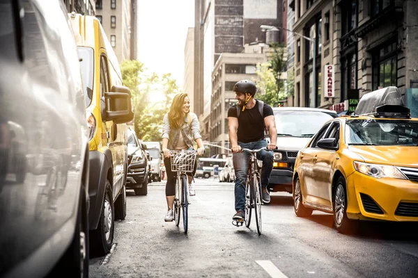 Par nya Yorkers på cyklar — Stockfoto