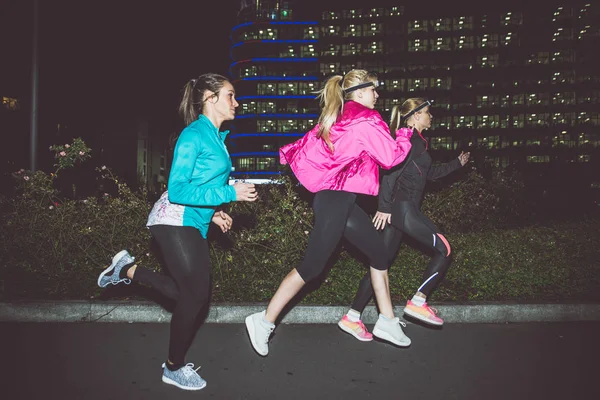 Mujeres corriendo en la noche — Foto de Stock