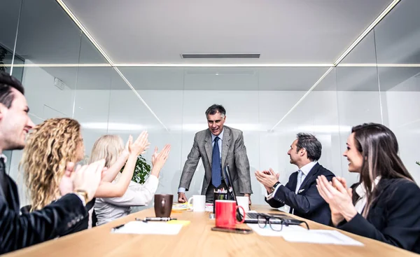 Pessoas de escritório trabalhando — Fotografia de Stock