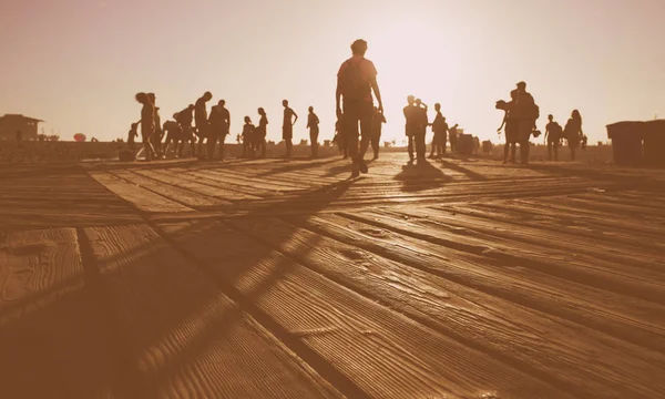 Σιλουέτες ανθρώπων στην παραλία — Φωτογραφία Αρχείου
