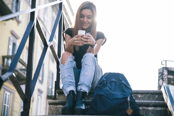 Jonge vrouw texting — Stockfoto