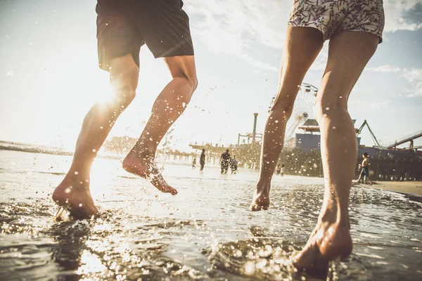 Couple running on shore — Stock Photo, Image