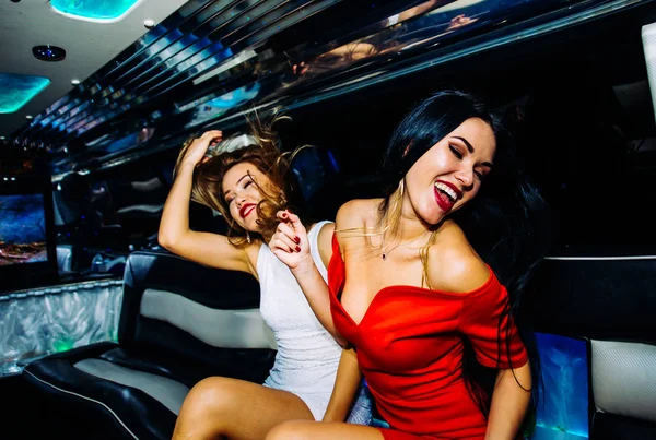 Meninas fazendo festa na limusine — Fotografia de Stock