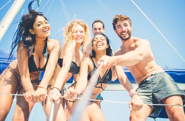 Felices jóvenes amigos en barco — Foto de Stock