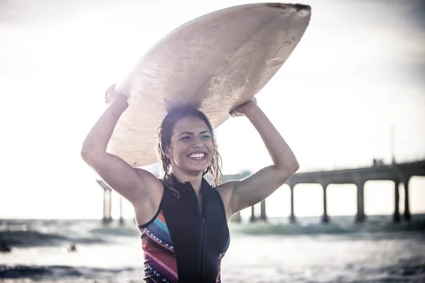 Surfer ragazza in acqua — Foto Stock