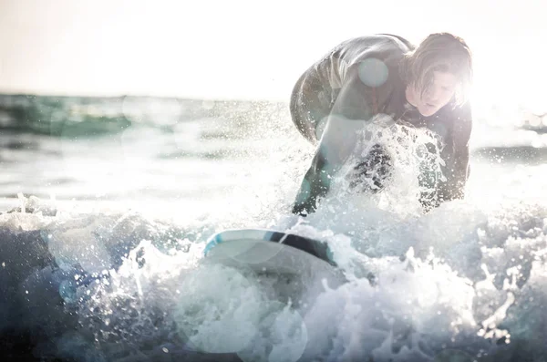 Surfer jongen aan boord — Stockfoto